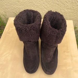 BearPaw Dark brown suede shearling interior warm 3” wedge boots with buckle.